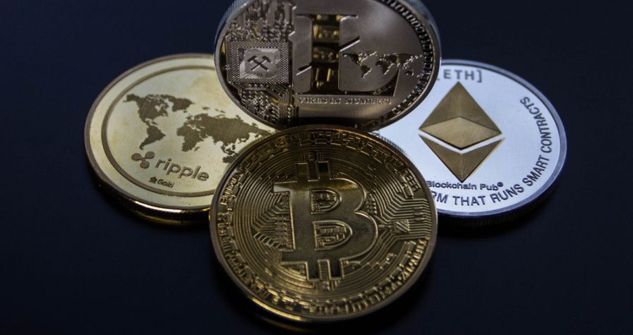 Bitcoinová mince na grafu znázorňujícím půlení cenových cyklů