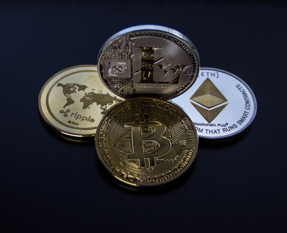Bitcoinová mince na grafu znázorňujícím půlení cenových cyklů