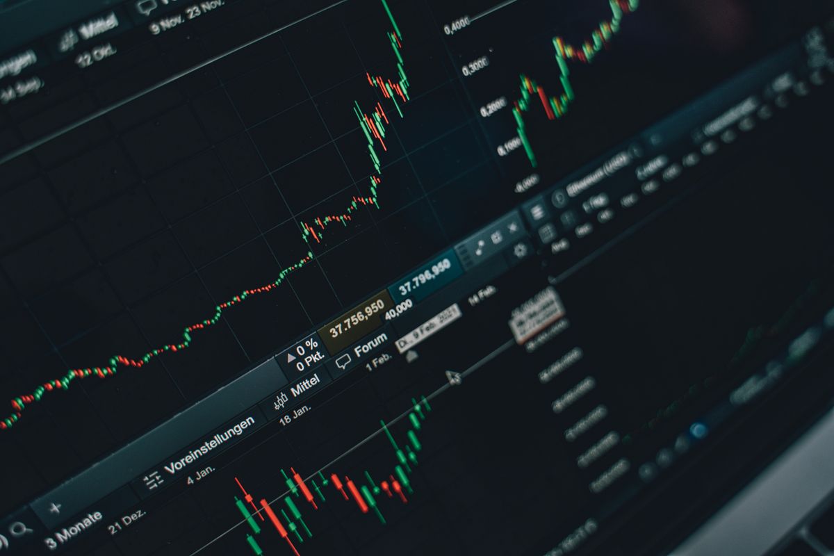 Trader analyzing risk on multiple crypto charts