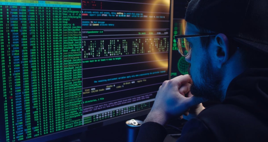 Dokumenty podatkowe i kalkulator obok kryptowalut