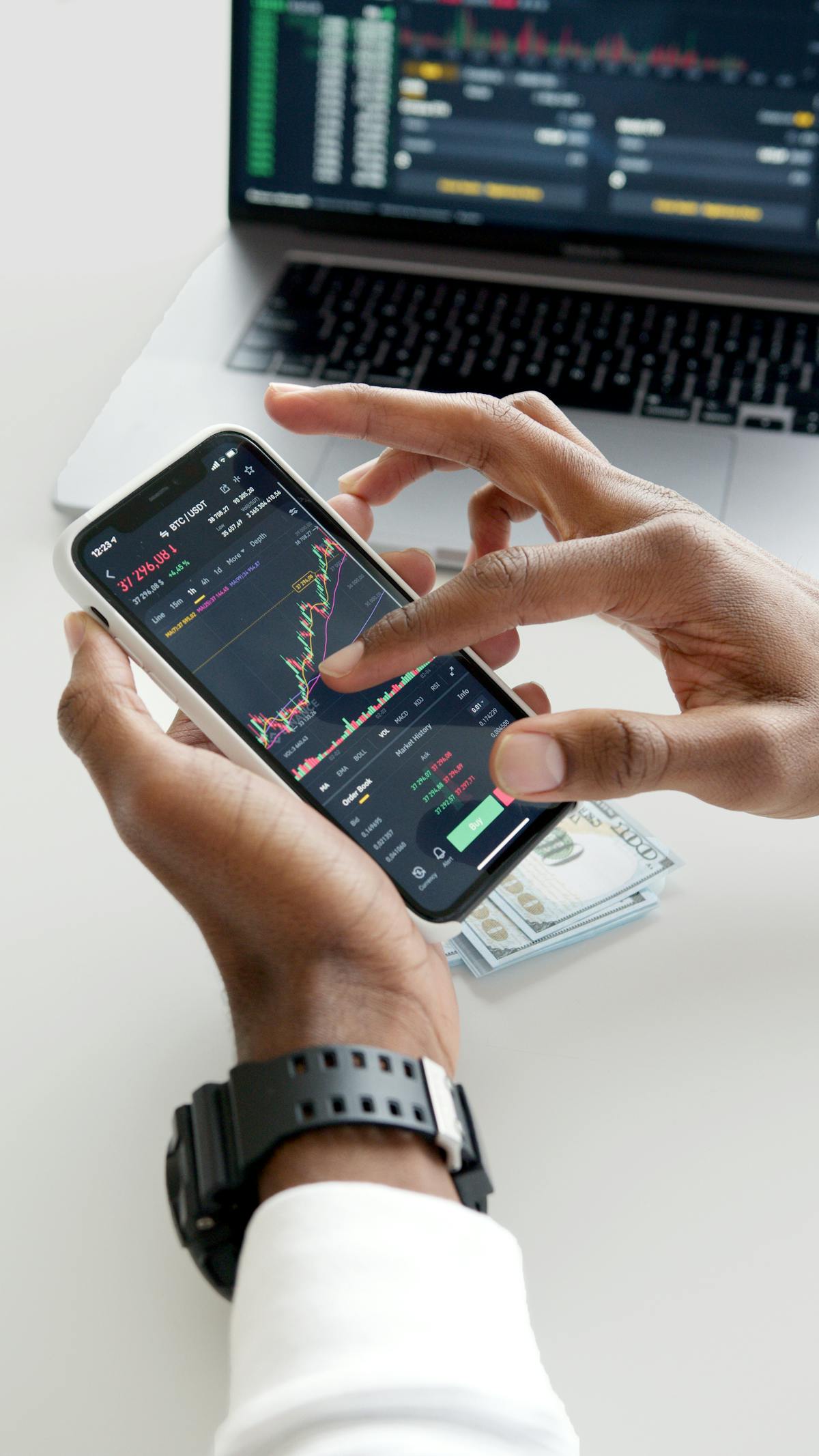 Des jetons crypto tombant comme un airdrop sur un portefeuille