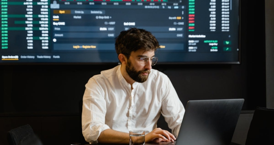 Painel de controle de uma plataforma de negociação automatizada com IA em um laptop.