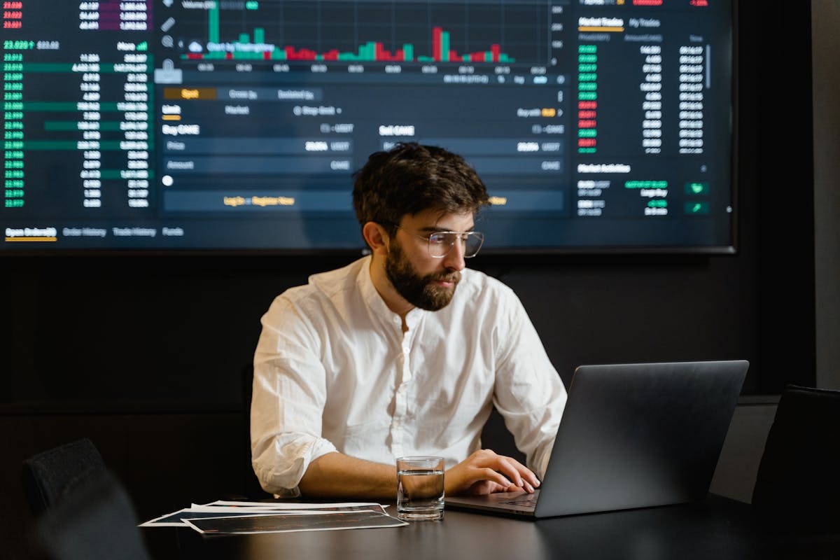 Painel de controle de uma plataforma de negociação automatizada com IA em um laptop.