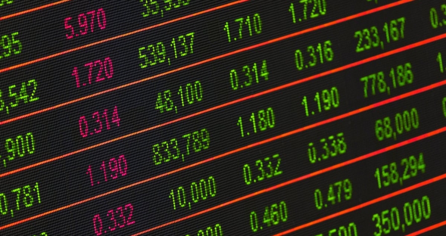 Gráficos financeiros que ilustram uma carteira de investimentos diversificada.