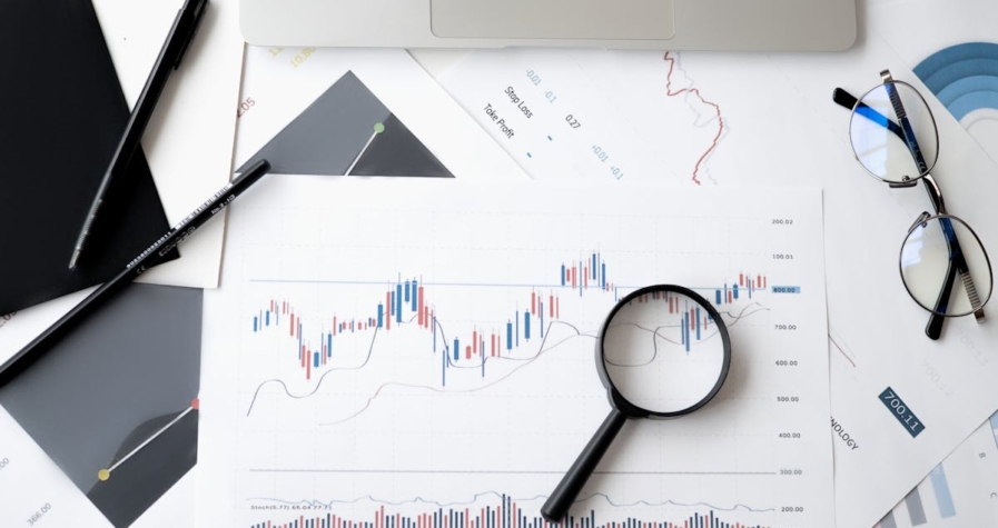 Lupa sobre dados que representam a due diligence e a verificação da plataforma.