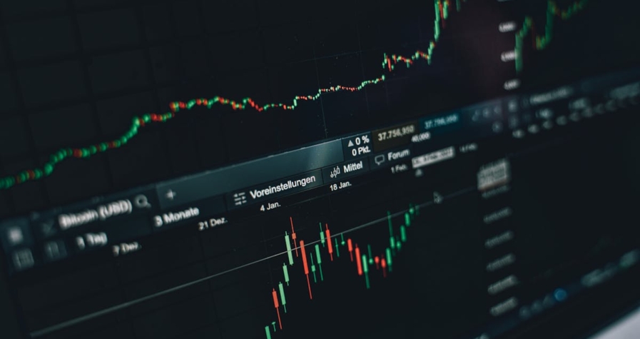 Conceito de investimento de longo prazo comparando fundos de índice e fundos de gestão ativa.