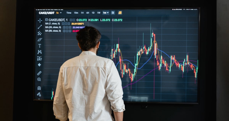 Investor zvažuje nástroje umělé inteligence oproti tradičním investičním rozhodnutím
