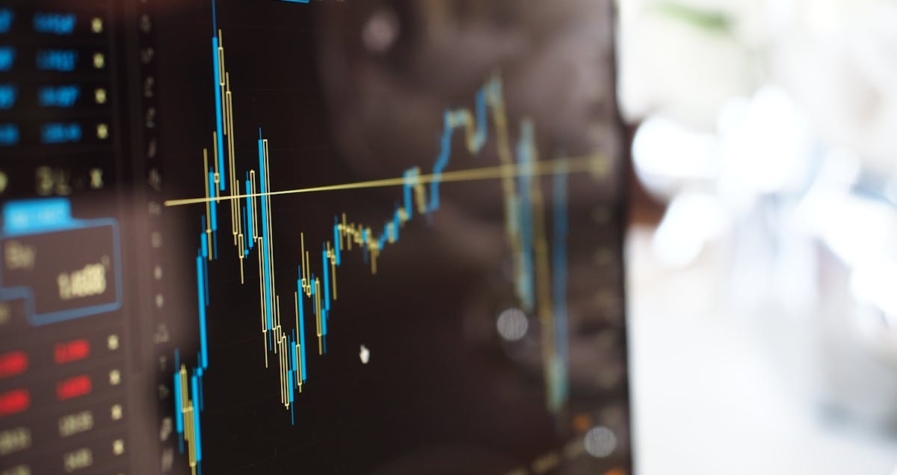Data z finančního trhu ilustrující přehled platformy pro obchodování s komoditami s umělou inteligencí